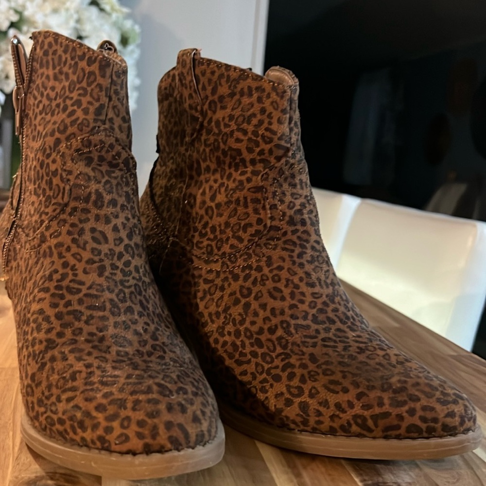 Size 9 Leopard print booties